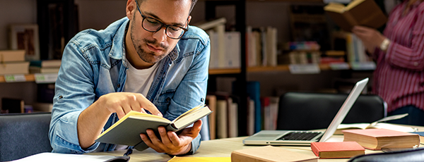 Student studying in the library 600x230