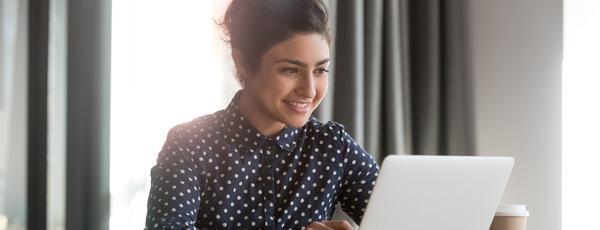 Business woman at computer study smile 600x230